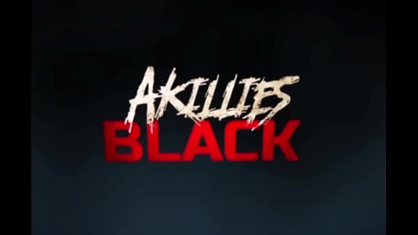 Ninfetinha nos preparativos de Natal ganha pica preta de presente na buceta e no cuzinho